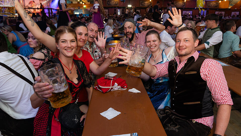 Die Partybilder vom Donnerstag, 17. August 2023, aus dem Festzelt Wenisch. Die Partybilder vom Donnerstag, 17. August 2023, aus dem Festzelt Wenisch.