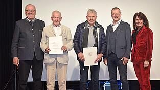 Bezirkstagspräsident Franz Löffler, Waldmünchens Bürgermeister Markus Ackermann und Kulturreferentin Kerstin Radler (von links) gratulieren Helmut Roith und Alois Rötzer zur Auszeichnung in der Kategorie „Erinnerungskultur“.