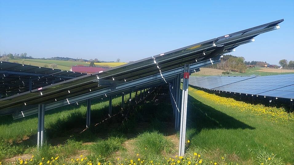 Eine PV-Anlage in der Gemeinde Adlkofen. Der Betreiber berichtet, dass die Anlage insbesondere in den Mittagsstunden regelm&auml;&szlig;ig abgeregelt wird und zeitweise nur einen Teil des erzeugten Stroms ins Netz einspeisen kann.