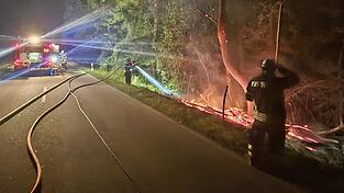 Am Sonntag wurde kurz vor Mitternacht der Brand neben der LA14 festgestellt.