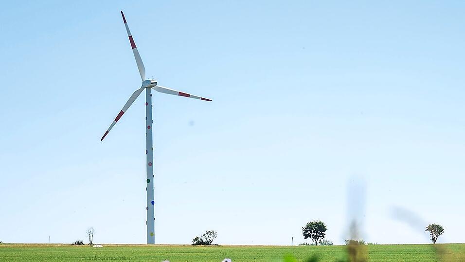 Windräder werden in Zukunft auch im Landkreis Freising immer öfter zum Landschaftsbild gehören. Auch durch die Unterstützung von Windkraftanlagen soll die Energiewende gelingen. Windräder werden in Zukunft auch im Landkreis Freising immer öfter zum Landschaftsbild gehören. Auch durch die Unterstützung von Windkraftanlagen soll die Energiewende gelingen.