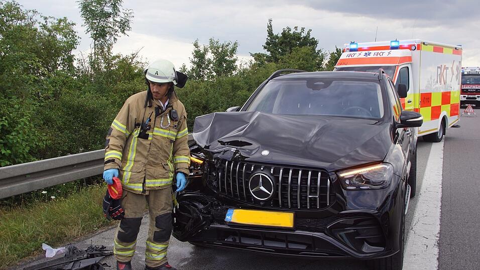 Die Feuerwehr aus Neutraubling eilte am späten Nachmittag zur Unfallstelle, auch Notärzte, mehrere Rettungswagen und die Verkehrspolizei Regensburg waren im Einsatz.