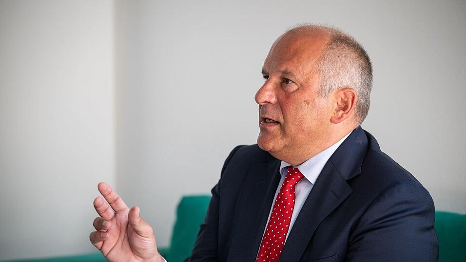 Hessens Innenminister will von erweiterten Abschiebemöglichkeiten Gebrauch machen. (Archivbild) Hessens Innenminister will von erweiterten Abschiebemöglichkeiten Gebrauch machen. (Archivbild)