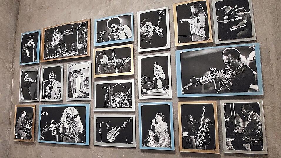 In einem Nebenraum ist eine Collage aus Fotografien des 1980 verstorbenen Fotojournalisten Ludwig Binder zu sehen. Sie alle zeigen Momentaufnahmen der Berliner Jazz-Szene in den 1970er Jahren. In einem Nebenraum ist eine Collage aus Fotografien des 1980 verstorbenen Fotojournalisten Ludwig Binder zu sehen. Sie alle zeigen Momentaufnahmen der Berliner Jazz-Szene in den 1970er Jahren.