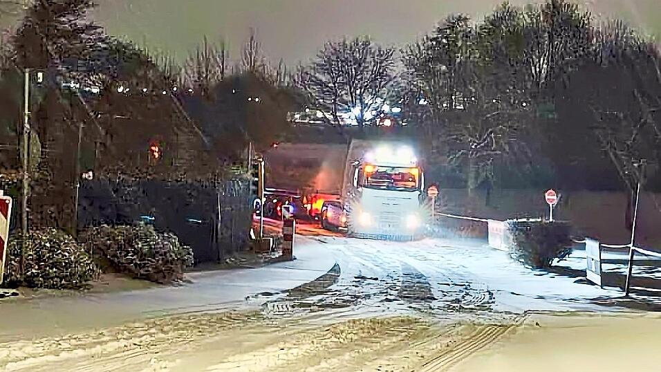 Insbesondere Lkw hatten es am Montagmorgen vom Weiherdamm kommenden an der Freibad-Kuppe schwer.