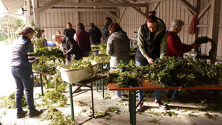 Viele flei&szlig;ige Helfer im Carport der Familie Schlecht