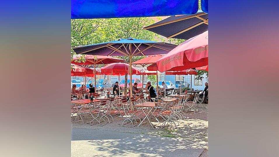 Im Biergarten des 'Weißbräu' finden sich mittags zahlreiche Freunde der bayerischen Küche ein.