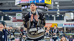 Sein Abschied Ende der vergangenen Saison war für alle Beteiligten eine hochemotionale Angelegenheit. Jetzt kehrt Ex-Kapitän Sandro Schönberger zu den Straubing Tigers zurück, um sie als Gastspieler beim traditionsreichen Spengler Cup im schweizerischen Davos zu unterstützen.
