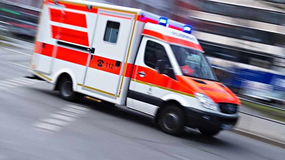 Trotz Reanimation stirbt das Kind noch an der Unfallstelle. (Symbolbild) Trotz Reanimation stirbt das Kind noch an der Unfallstelle. (Symbolbild)