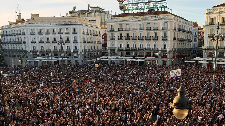 An dem Marsch in Madrid beteiligten sich Familien, Jugendliche und Rentner. An dem Marsch in Madrid beteiligten sich Familien, Jugendliche und Rentner.