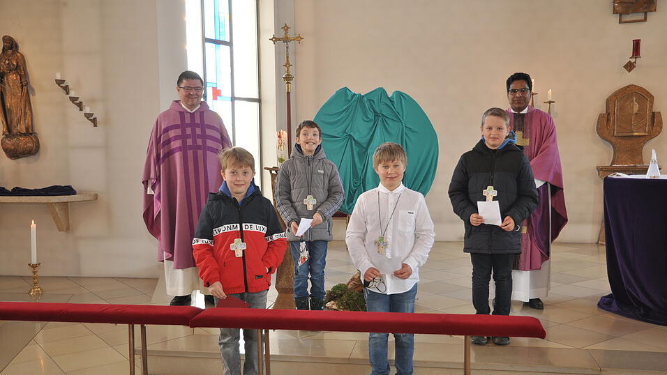 Die Erstkommunionkinder sind Benedikt Haider (v.l.), Lukas Krautner, Korbinian Müller und Maximilian Beer. Die Pfarrgemeinde versprach, die Kommunionkinder und ihre Familien auf den Weg des Glaubens zu begleiten.
