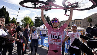 Schon beim Giro d'Italia im Fr&uuml;hjahr durfte sich Tadej Pogacar als Sieger feiern lassen.