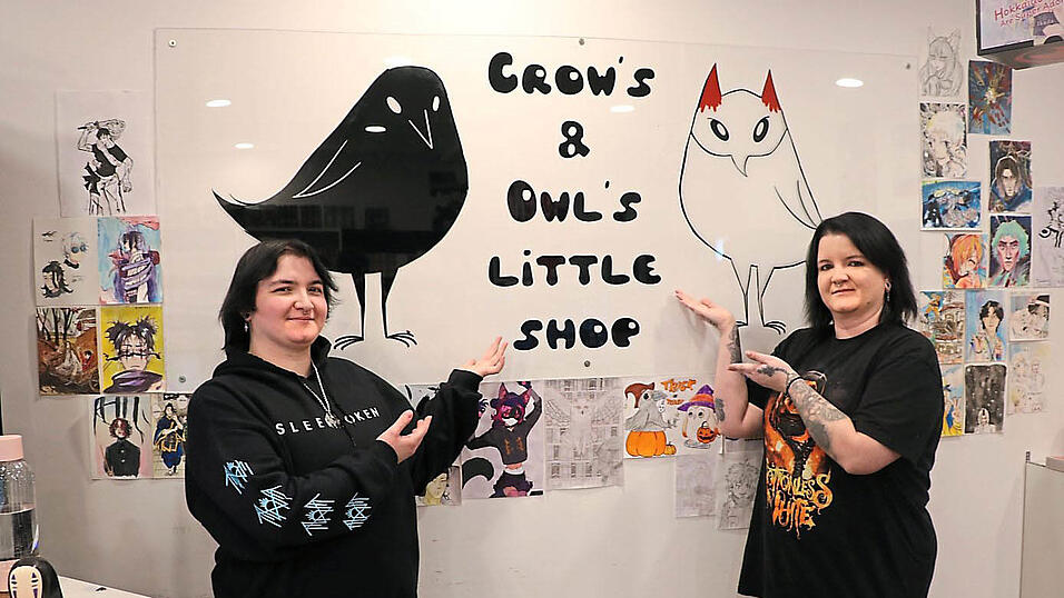 Sabrina (rechts) und Oliver Papageorgiou, Inhaber des 'Crow's and Owl's little Shop', vor ihrer Fan-Wand mit Zeichnungen von Kunden Sabrina (rechts) und Oliver Papageorgiou, Inhaber des 'Crow's and Owl's little Shop', vor ihrer Fan-Wand mit Zeichnungen von Kunden