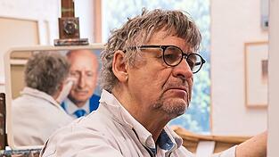 Michael Lange (74) beschäftigt sich als Maler und Zeichner seit Jahrzehnten mit Landshut und seiner Architektur. Bilderzyklen veröffentlichte er unter anderem zur Stadtresidenz, zur Burg Trausnitz und zum abgerissenen Reichardtbräu. Für die Ehrengalerie der Landshuter Oberbürgermeister im Rathaus hat er das Porträt von Hans Rampf gemalt.