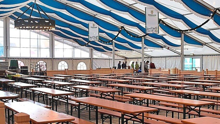 Allm&auml;hlich wird es eng in der Debatte um die Zukunft des Volksfestes in der Marktgemeinde - hier beim Aufbau f&uuml;r das diesj&auml;hrige Fest. Die Brauereigenossenschaft hat erkl&auml;rt, als Veranstalter f&uuml;r das Fest nicht mehr zur Verf&uuml;gung stehen zu wollen.
