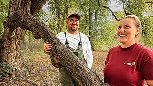 Armin Dirscherl und Nicole Giesl erg&auml;nzen sich nicht nur bei der detektivischen Baumbestimmung.