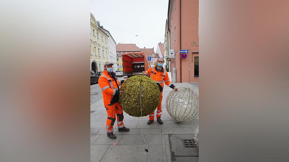 Die Winterbeleuchtung wird wieder installiert. Die Winterbeleuchtung wird wieder installiert.