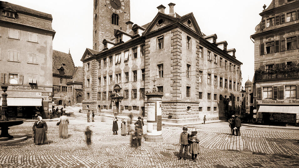 Um 1910 sah es an Rathausplatz und Kohlenmarkt noch so aus. Seitdem hat sich der Ort ein wenig ver&auml;ndert.