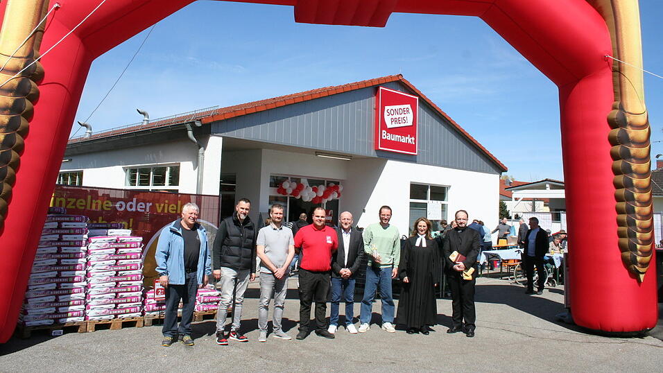 Verantwortliche der Bezirksleitung, der Marktleiter beziehungsweise Bezirkszentrale waren zur Eröffnung gekommen, ebenso Bürgermeister Franz Aster sowie Pfarrer Eckl und Pfarrerin Simon. Fotos: Ludwig Stich Verantwortliche der Bezirksleitung, der Marktleiter beziehungsweise Bezirkszentrale waren zur Eröffnung gekommen, ebenso Bürgermeister Franz Aster sowie Pfarrer Eckl und Pfarrerin Simon. Fotos: Ludwig Stich