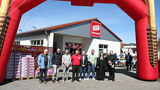 Verantwortliche der Bezirksleitung, der Marktleiter beziehungsweise Bezirkszentrale waren zur Eröffnung gekommen, ebenso Bürgermeister Franz Aster sowie Pfarrer Eckl und Pfarrerin Simon. Fotos: Ludwig Stich Verantwortliche der Bezirksleitung, der Marktleiter beziehungsweise Bezirkszentrale waren zur Eröffnung gekommen, ebenso Bürgermeister Franz Aster sowie Pfarrer Eckl und Pfarrerin Simon. Fotos: Ludwig Stich