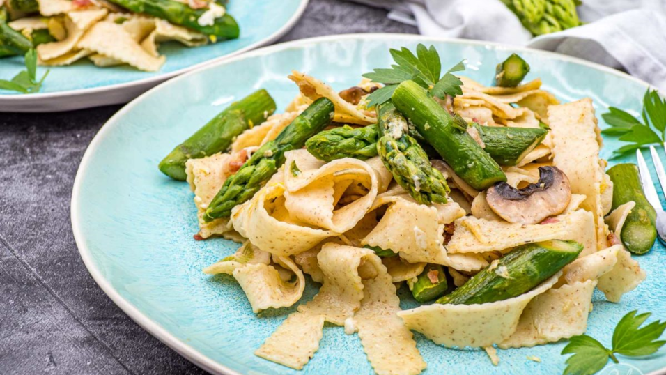 Spargel mit Pasta und Champignons ist in der Spargelzeit eine kreative Alternative - und blitzschnell zubereitet obendrein.