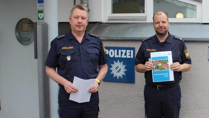 Andreas Ertl, Dienststellenleiter der Polizeiinspektion Viechtach (r.), und sein Stellvertreter Johannes Seidl präsentieren die Kriminalstatistik für das Jahr 2024. Andreas Ertl, Dienststellenleiter der Polizeiinspektion Viechtach (r.), und sein Stellvertreter Johannes Seidl präsentieren die Kriminalstatistik für das Jahr 2024.
