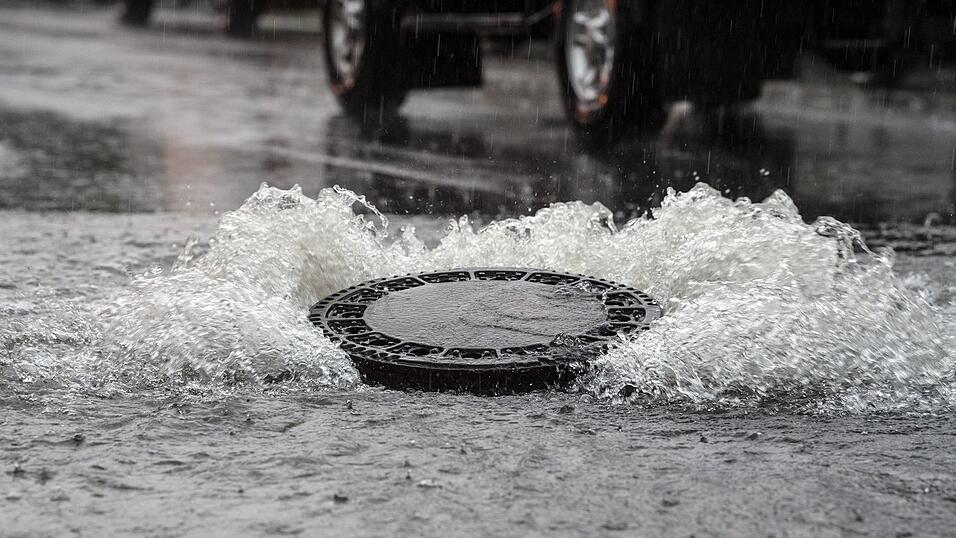 Im Landkreis Aschaffenburg hoben die Wassermassen einige Gullydeckel aus. (Symbolbild) Im Landkreis Aschaffenburg hoben die Wassermassen einige Gullydeckel aus. (Symbolbild)