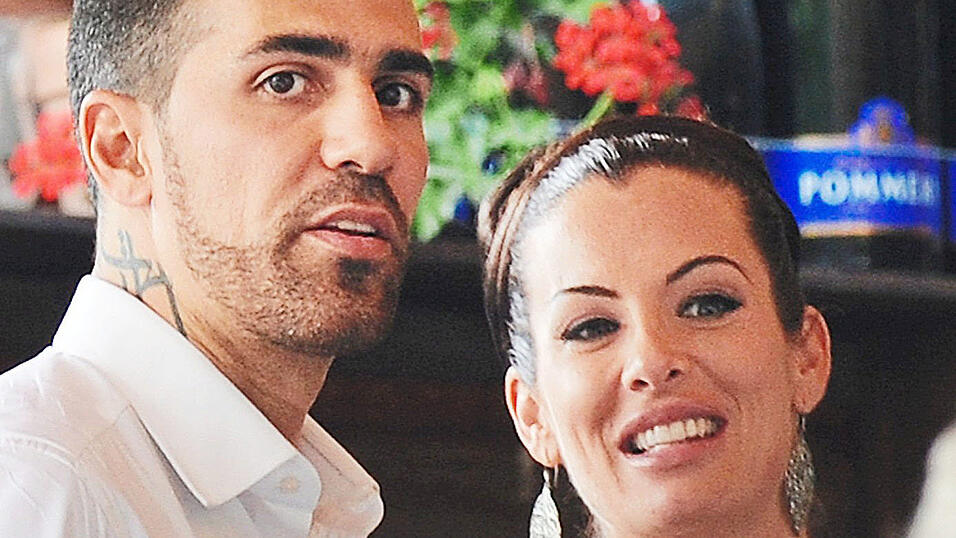 Beruflich markiert Bushido stets den harten Kerl. Zu Hause hat seine Frau Anna-Maria das Sagen. Sie war es auch, die auf die endgültige Lossagung von Bushidos 'Schattenmann' Arafat Abou-Chaker drängte. Heute treffen die einst so unzertrennlichen Freunde nur noch vor Gericht aufeinander. Beruflich markiert Bushido stets den harten Kerl. Zu Hause hat seine Frau Anna-Maria das Sagen. Sie war es auch, die auf die endgültige Lossagung von Bushidos 'Schattenmann' Arafat Abou-Chaker drängte. Heute treffen die einst so unzertrennlichen Freunde nur noch vor Gericht aufeinander.