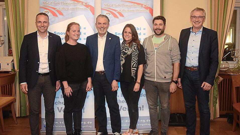 Die neue gewählte Vorstandschaft, eingerahmt von Bürgermeister (links) und Landrat. Die neue gewählte Vorstandschaft, eingerahmt von Bürgermeister (links) und Landrat.