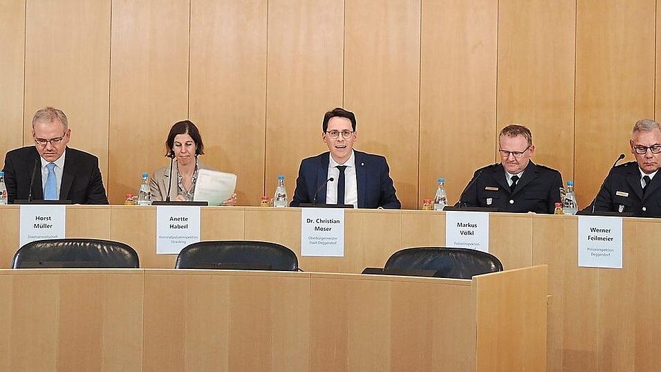 Vertreter der Stadt, der Polizei und der Staatsanwaltschaft nahmen Stellung zu den jüngsten Randalen in der Stadt. Vertreter der Stadt, der Polizei und der Staatsanwaltschaft nahmen Stellung zu den jüngsten Randalen in der Stadt.
