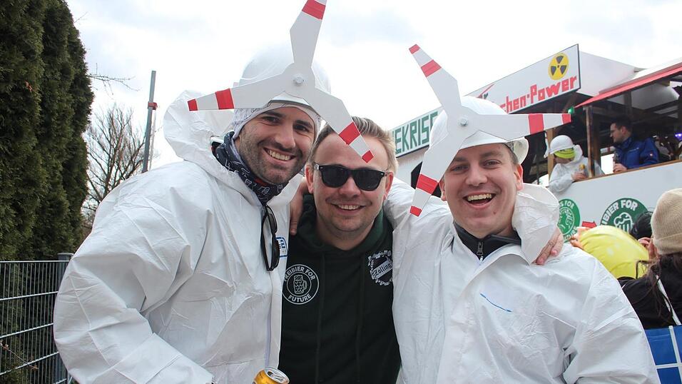 Viele Faschings-Fans haben sich am Samstag den Umzug in Langenbach angesehen. Viele Faschings-Fans haben sich am Samstag den Umzug in Langenbach angesehen.