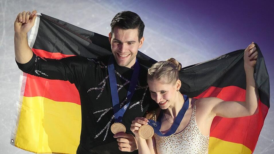 Nikita Wolodin (l) und Minerva Hase (r) holten erstmals seit 2011 wieder Gold f&uuml;r Deutschland bei einer Eiskunstlauf-EM.