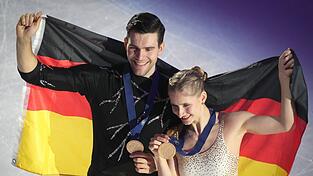 Nikita Wolodin (l) und Minerva Hase (r) holten erstmals seit 2011 wieder Gold f&uuml;r Deutschland bei einer Eiskunstlauf-EM.