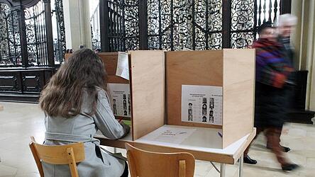 Eine W&auml;hlerin gibt bei der Pfarrgemeinderatswahl 2014 in der Basilika St. Ulrich in Augsburg ihre Stimme ab. Statt vor Ort kann man seine Stimme auch per Briefwahl abgeben.