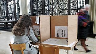 Eine W&auml;hlerin gibt bei der Pfarrgemeinderatswahl 2014 in der Basilika St. Ulrich in Augsburg ihre Stimme ab. Statt vor Ort kann man seine Stimme auch per Briefwahl abgeben.