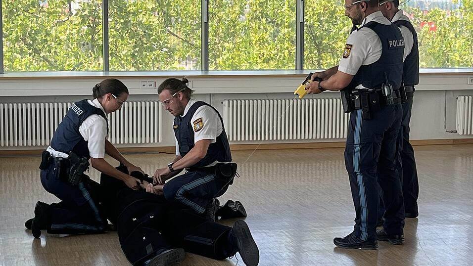 Beamte der Polizeiinspektion Regensburg-Süd simulieren den Einsatz mit einem Taser. Beamte der Polizeiinspektion Regensburg-Süd simulieren den Einsatz mit einem Taser.