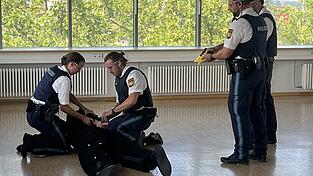 Beamte der Polizeiinspektion Regensburg-S&uuml;d simulieren den Einsatz mit einem Taser.