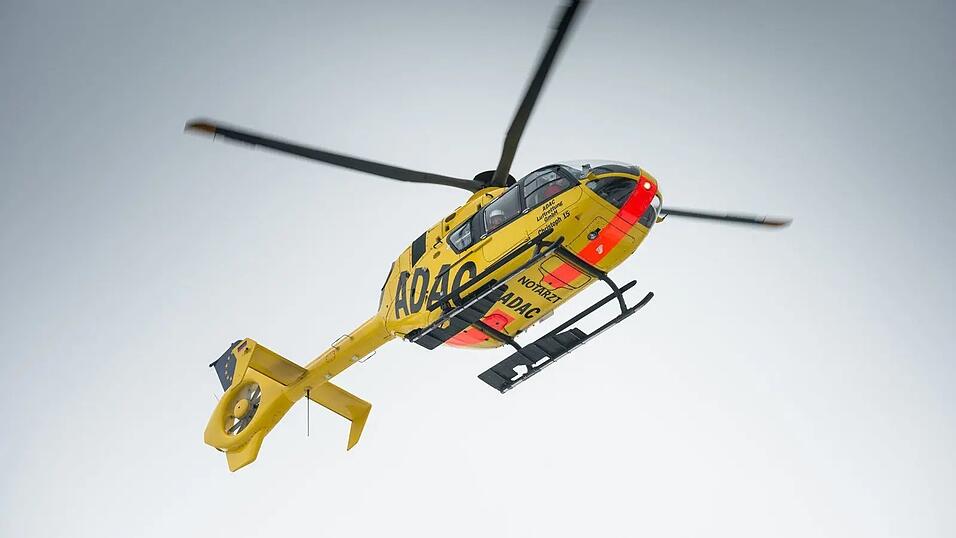 Zwei Verletzte wurden mit einem Rettungshubschrauber in eine Spezialklinik geflogen. Zwei Verletzte wurden mit einem Rettungshubschrauber in eine Spezialklinik geflogen.