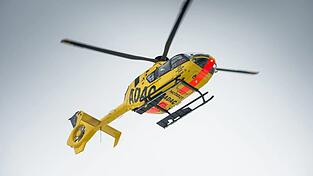 Zwei Verletzte wurden mit einem Rettungshubschrauber in eine Spezialklinik geflogen.