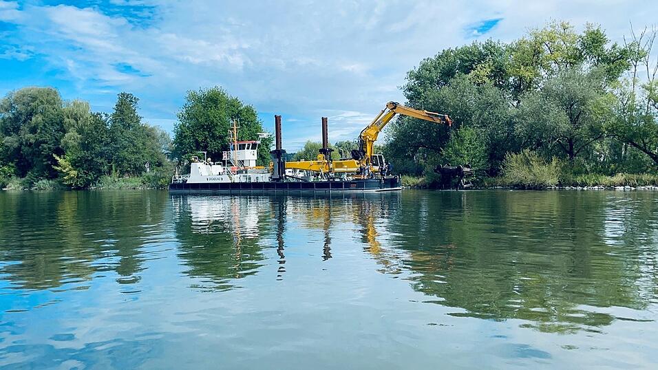 Ein jahrzehntealtes Auto-Wrack ist am Dienstag aus der Donau bei Windorf geborgen worden.