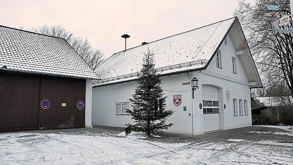 Das Thonstettener Feuerwehrhaus ist mittlerweile viel zu klein. Links zu sehen die angemietete Holz-Garage, weil man im Feuerwehrhaus nicht einmal mehr alle Feuerwehrfahrzeuge unterbringt.