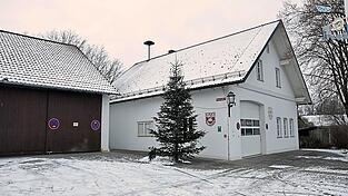 Das Thonstettener Feuerwehrhaus ist mittlerweile viel zu klein. Links zu sehen die angemietete Holz-Garage, weil man im Feuerwehrhaus nicht einmal mehr alle Feuerwehrfahrzeuge unterbringt. Das Thonstettener Feuerwehrhaus ist mittlerweile viel zu klein. Links zu sehen die angemietete Holz-Garage, weil man im Feuerwehrhaus nicht einmal mehr alle Feuerwehrfahrzeuge unterbringt.