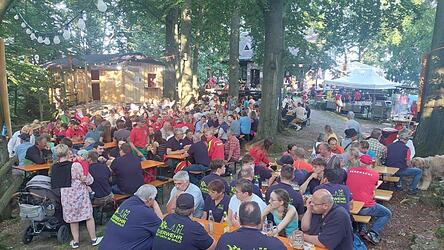 Das schön Wetter lockte nicht nur am Freitagabend viele auf den Further Hausberg.