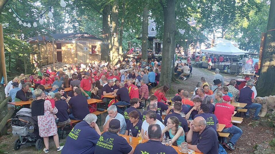 Das schön Wetter lockte nicht nur am Freitagabend viele auf den Further Hausberg.