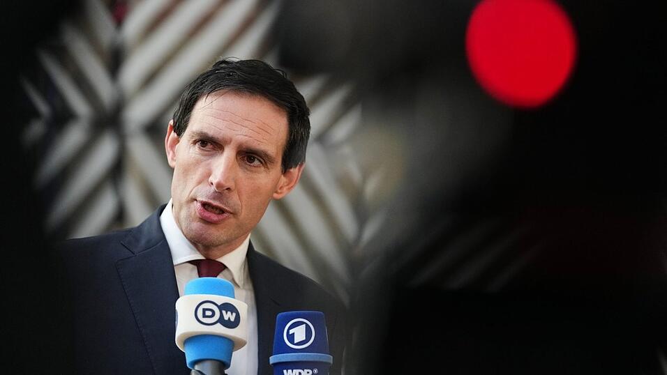 Hoekstra kündigt an, dass die EU auf dem Klimagipfel für mehr Ehrgeiz kämpfen will. Hoekstra kündigt an, dass die EU auf dem Klimagipfel für mehr Ehrgeiz kämpfen will.