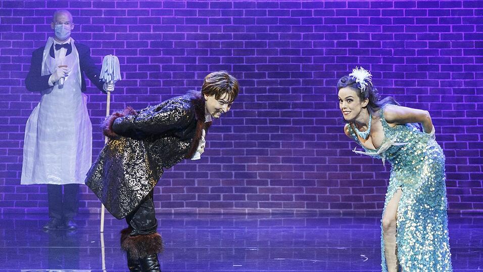 Reinhild Buchmayer (links) als Orlofsky und Emily Fultz als Adele