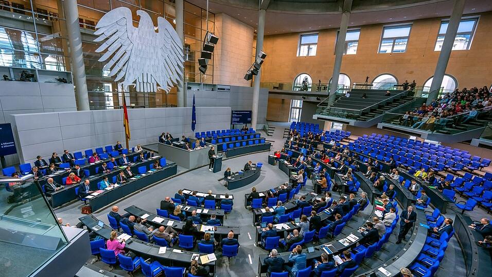 Bisher sollen die Di&auml;ten der 630 Bundestagsabgeordneten zum 1. Juli um 497 Euro steigen. (Symbolbild)