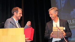 Pr&auml;sent f&uuml;r die Pr&auml;sentation: Als Dank f&uuml;r seinen Vortrag erhielt Christoph Schr&ouml;der unter anderem eine Flasche Wein aus der Schwesterstadt in der Pfalz.