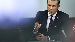 US-Verteidigungsminister Pete Hegseth spricht während einer Sitzung der Ukraine-Verteidigungskontaktgruppe im Nato-Hauptquartier in Brüssel. Die neue US-Regierung hält eine Nato-Mitgliedschaft der Ukraine auch nach einem Ende des russischen Angriffskriegs nicht für realistisch.