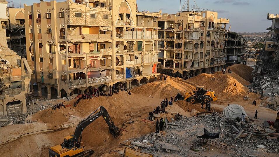 Ägyptische Arbeiter suchen mit schwerem Gerät nach sterblichen Überresten von Geiseln. (Archivbild) Ägyptische Arbeiter suchen mit schwerem Gerät nach sterblichen Überresten von Geiseln. (Archivbild)